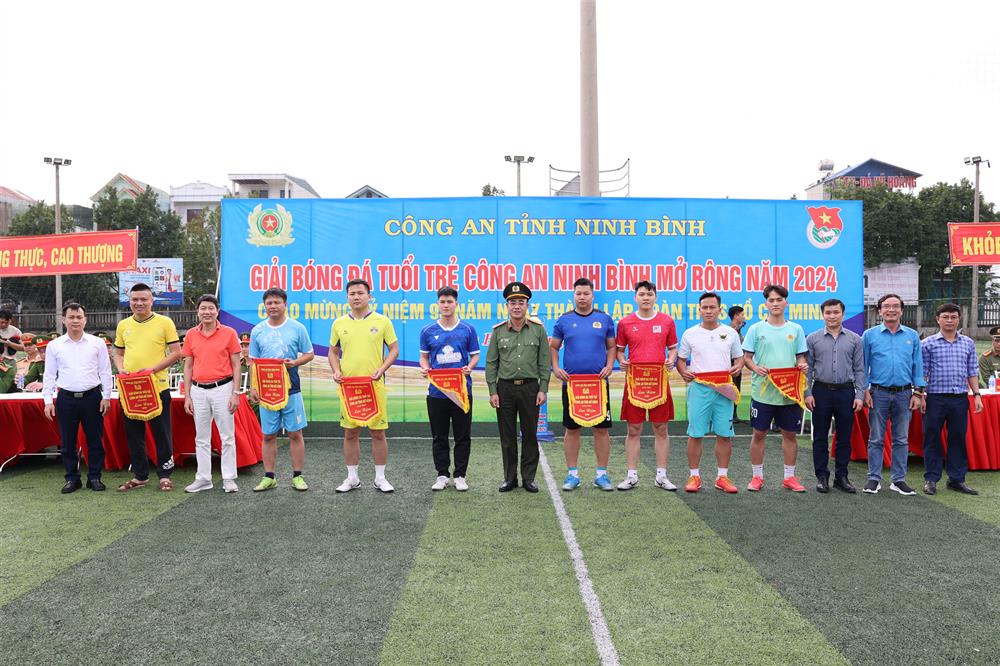 Đại tá Trần Hồng Phú trao Cờ lưu niệm cho các đội bóng.