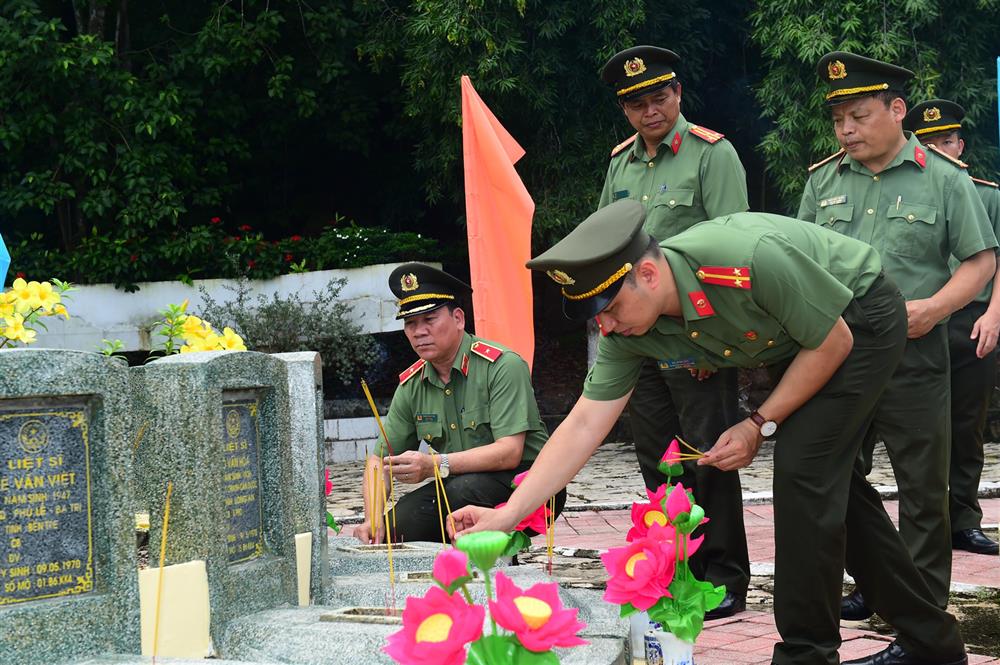 Cán bộ, chiến sĩ Bộ Tư lệnh Cảnh vệ viếng Nghĩa trang liệt sỹ Đồi 82, huyện Tân Biên, tỉnh Tây Ninh