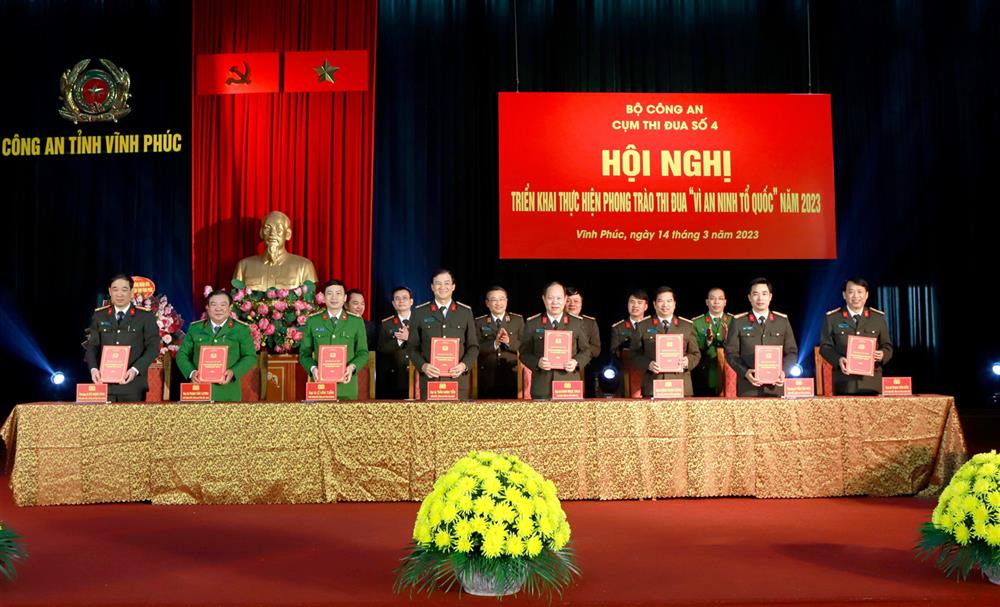 Các đơn vị trong Cụm thi đua số 4 ký kết giao ước thi đua.