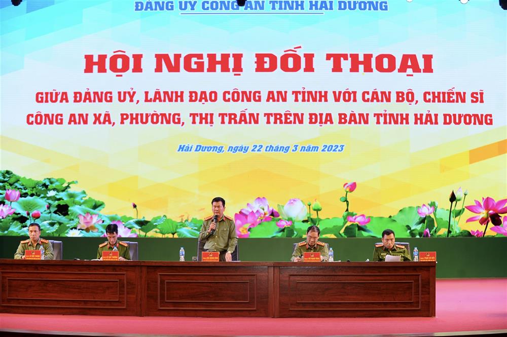 Các đồng chí trong Đảng ủy, Ban Giám đốc Công an tỉnh Hải Dương tham gia đối thoại với cán bộ chiến sĩ Công an xã, phường, thị trấn.