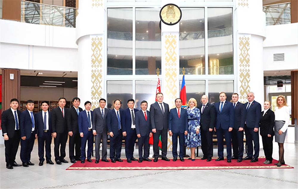 Thứ trưởng Trần Quốc Tỏ và Bộ trưởng Vadim Sinyavsky chụp ảnh lưu niệm với các đại biểu.