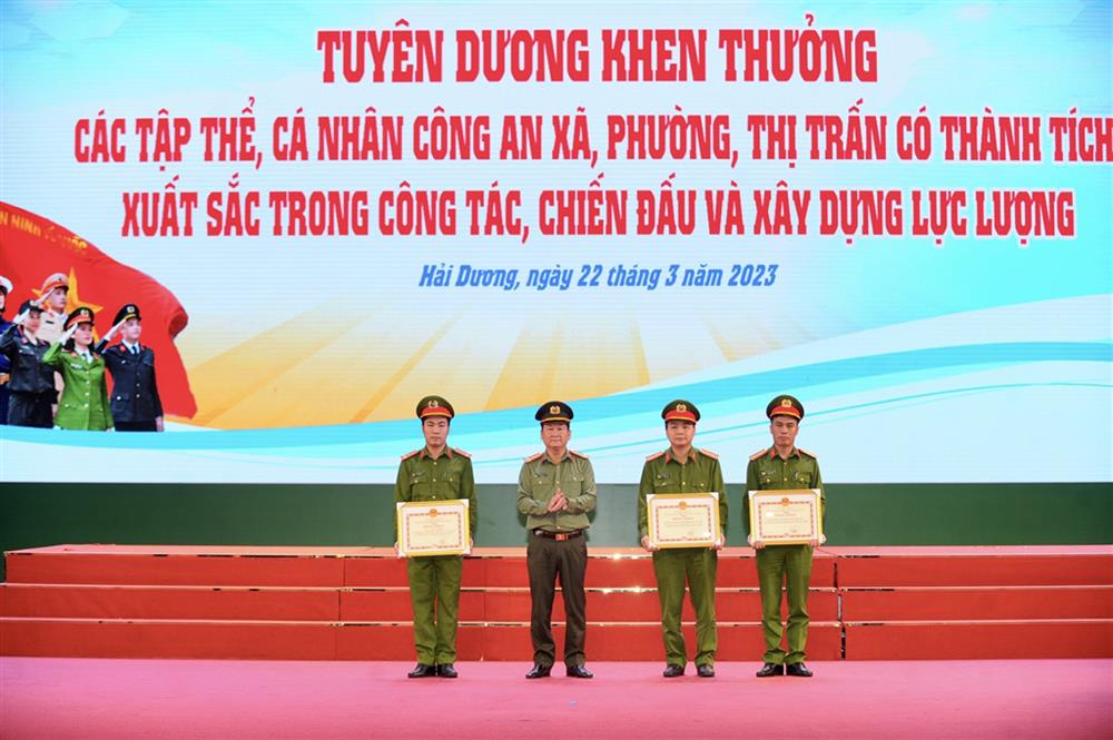 Thừa ủy quyền, Giám đốc Công an tỉnh trao bằng khen tặng 2 tập thể và 1 cá nhân.