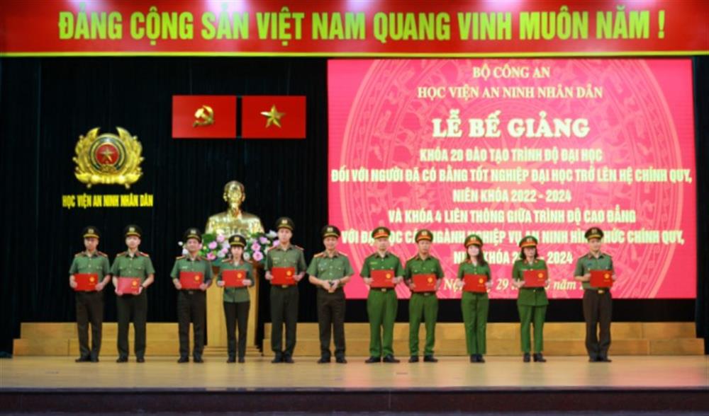 Đại tá, TS Nguyễn Văn Thiết, Phó Giám đốc Học viện ANND trao bằng tốt nghiệp cho các học viên.