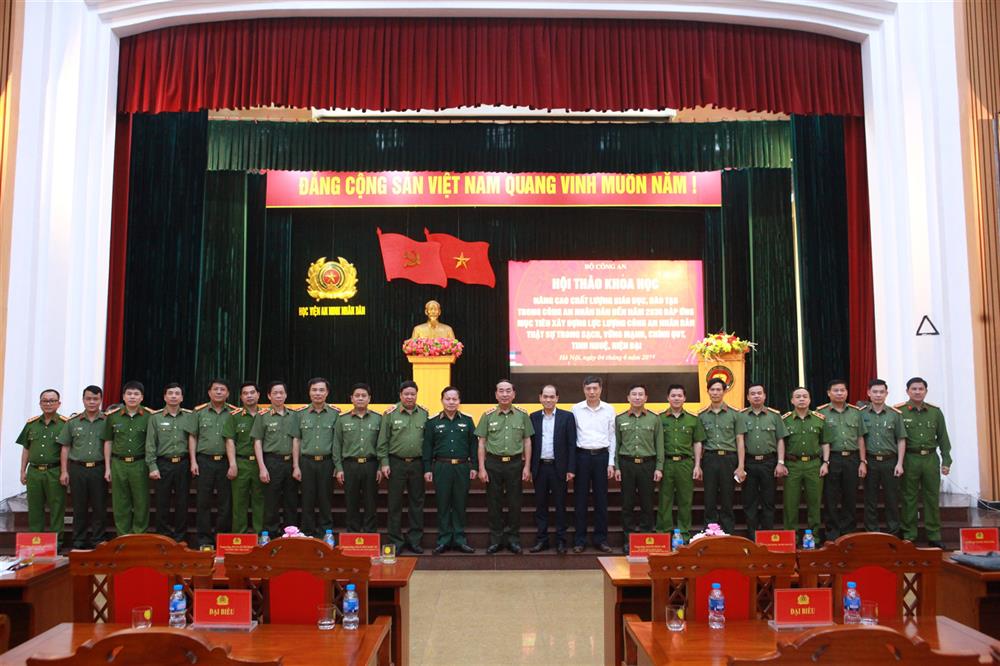 Thứ trưởng Trần Quốc Tỏ cùng các đại biểu dự Hội thảo.
