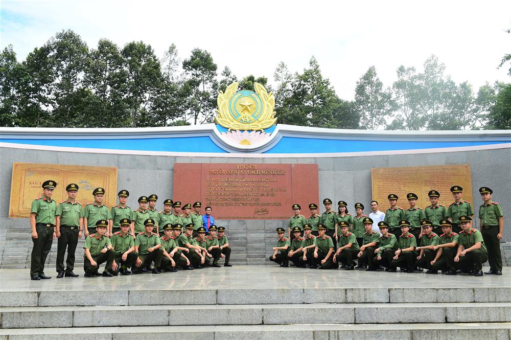 Cán bộ, chiến sĩ về nguồn tại Căn cứ Trung ương Cục miền Nam.