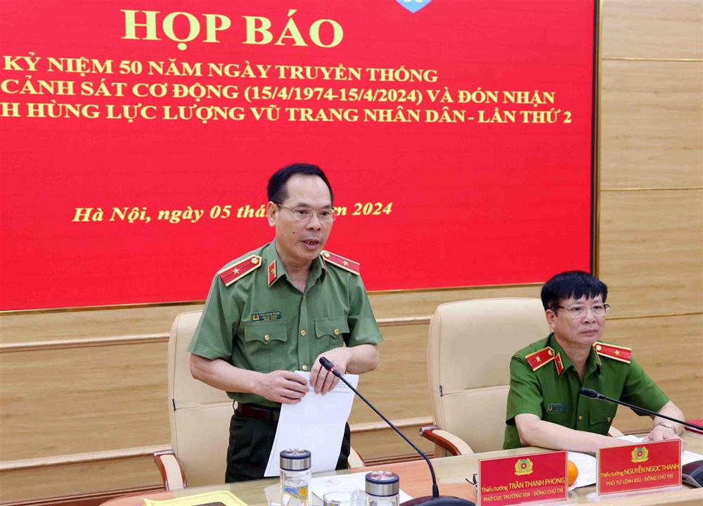 Thiếu tướng Trần Thanh Phong phát biểu tại họp báo.