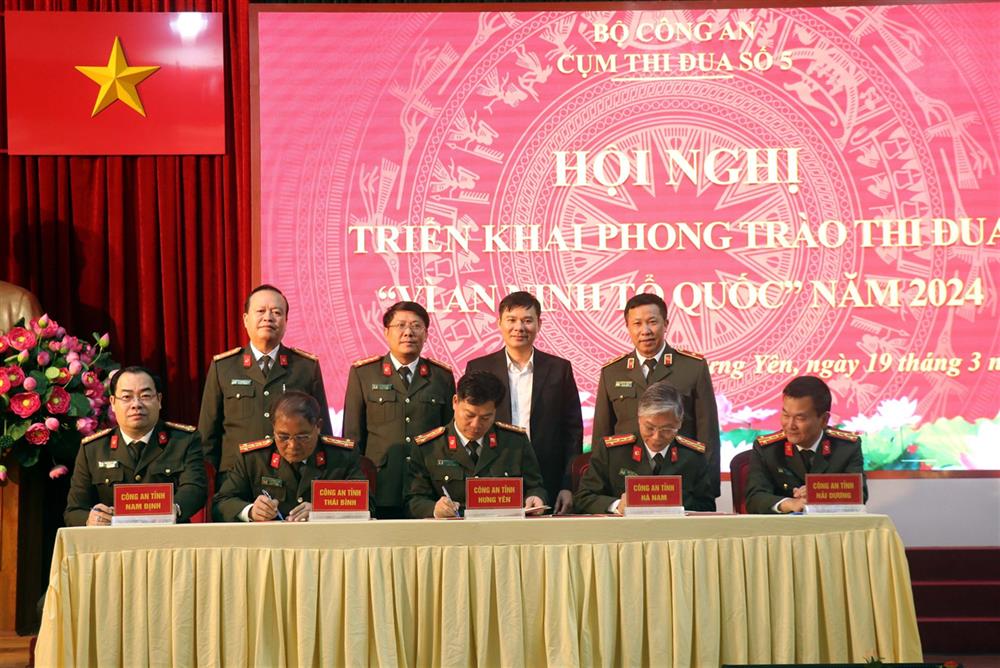 Các đơn vị trong Cụm thi đua số 5 ký giao ước thi đua.