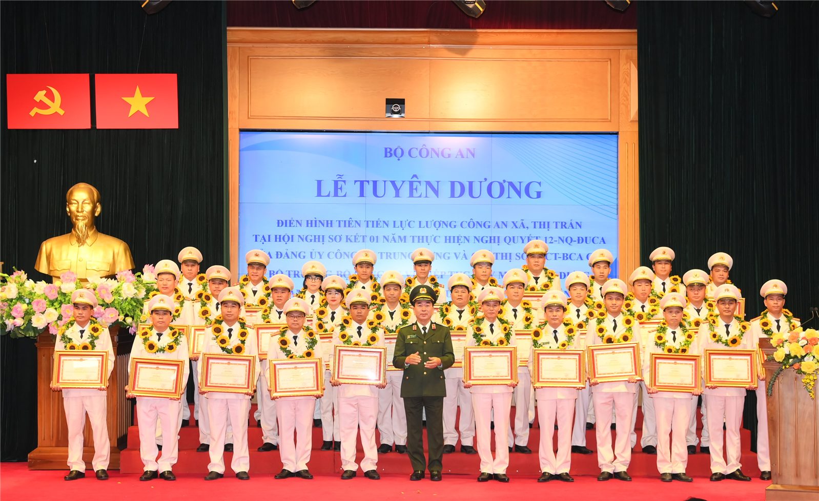 Thứ trưởng Trần Quốc Tỏ trao Bằng khen của Bộ Công an tặng các đồng chí Công an xã, thị trấn có thành tích xuất sắc.