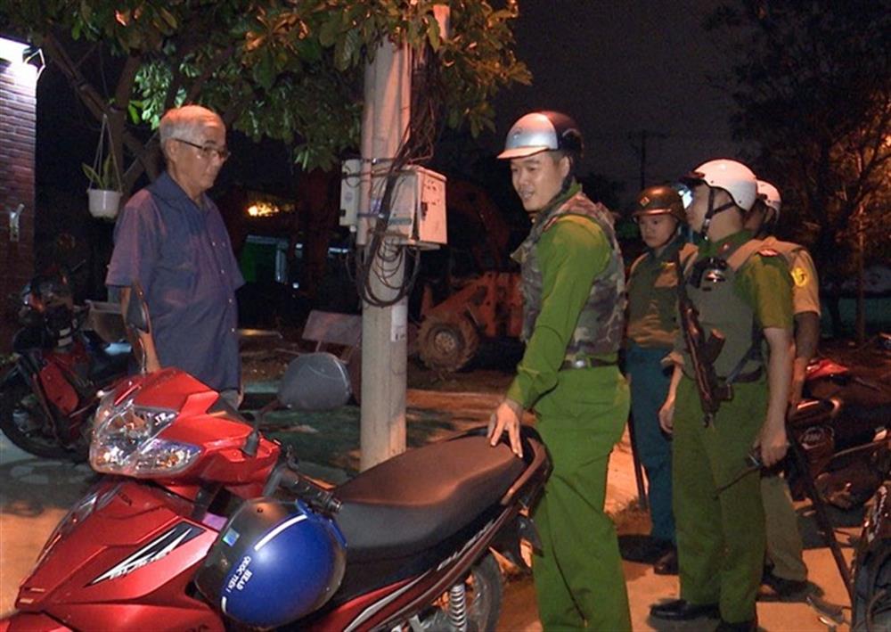 Tổ tuần tra 8394 phường Hòa Khánh Nam tuần tra đêm nhắc nhở người dân cảnh giác, bảo vệ tài sản.