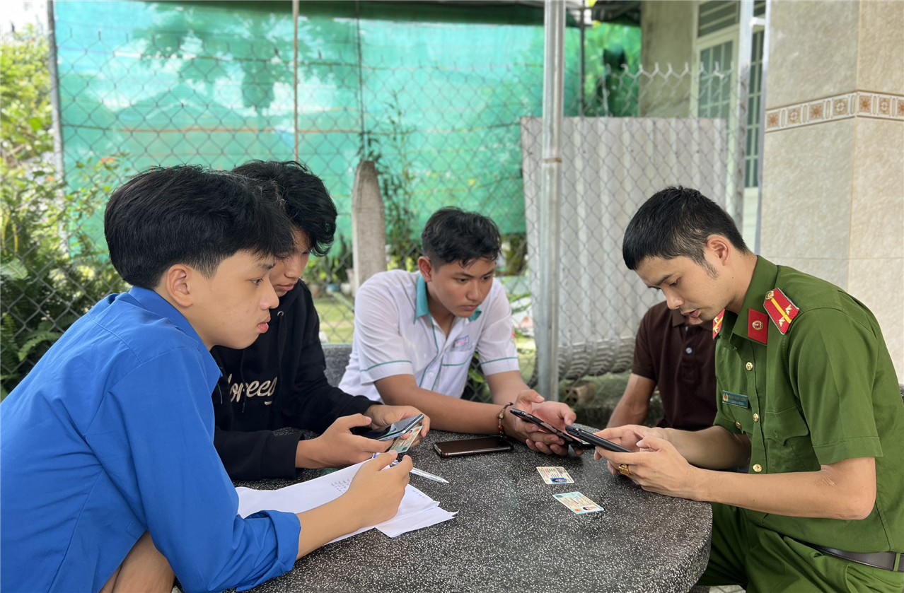 Công an xã Trà Tân đến nhà người dân hướng dẫn kích hoạt mã định danh điện tử VNeID cấp độ 2.