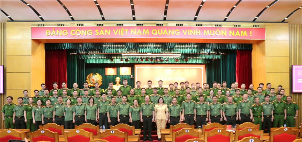 Các đại biểu và học viên tại lớp bồi dưỡng nghiệp vụ.