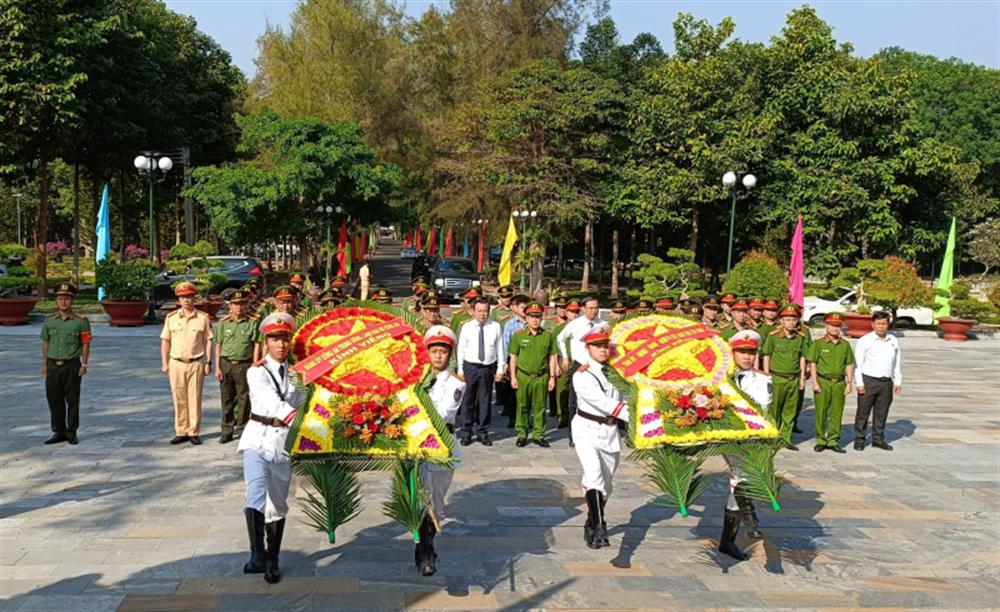 Thứ trưởng Nguyễn Văn Long cùng các đại biểu dâng hoa tri ân các Anh hùng, Liệt sĩ.