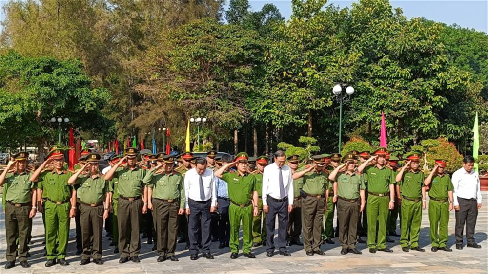Thứ trưởng Nguyễn Văn Long cùng các đại biểu tưởng nhớ, tri ân các Anh hùng, Liệt sĩ.