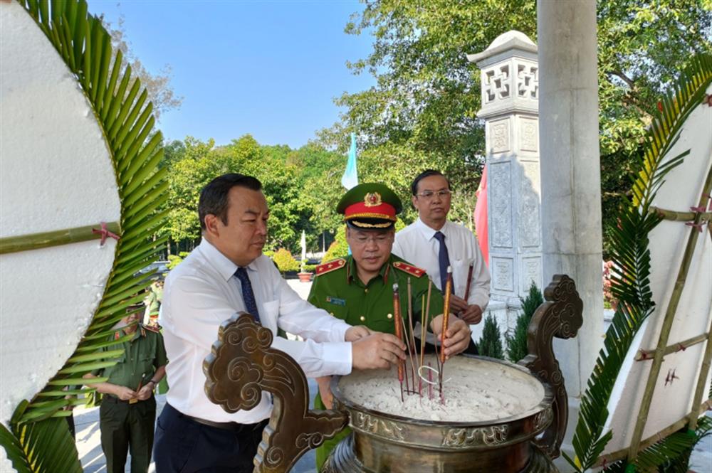 Thứ trưởng Nguyễn Văn Long thắp nén hương thơm tri ân các Anh hùng, Liệt sĩ.