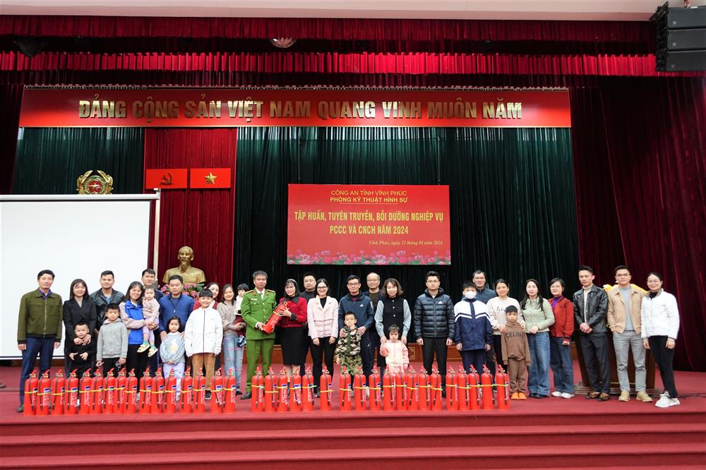 Qua buổi tập huấn, học viên đã nắm vững tính năng, tác dụng, phương pháp kiểm tra, sử dụng, bảo quản một số phương tiện chữa cháy thông dụng và cách xử lý một số tình huống cháy, nổ, tình huống gây nguy hiểm cho người, tài sản, phương tiện trong gia đình. 