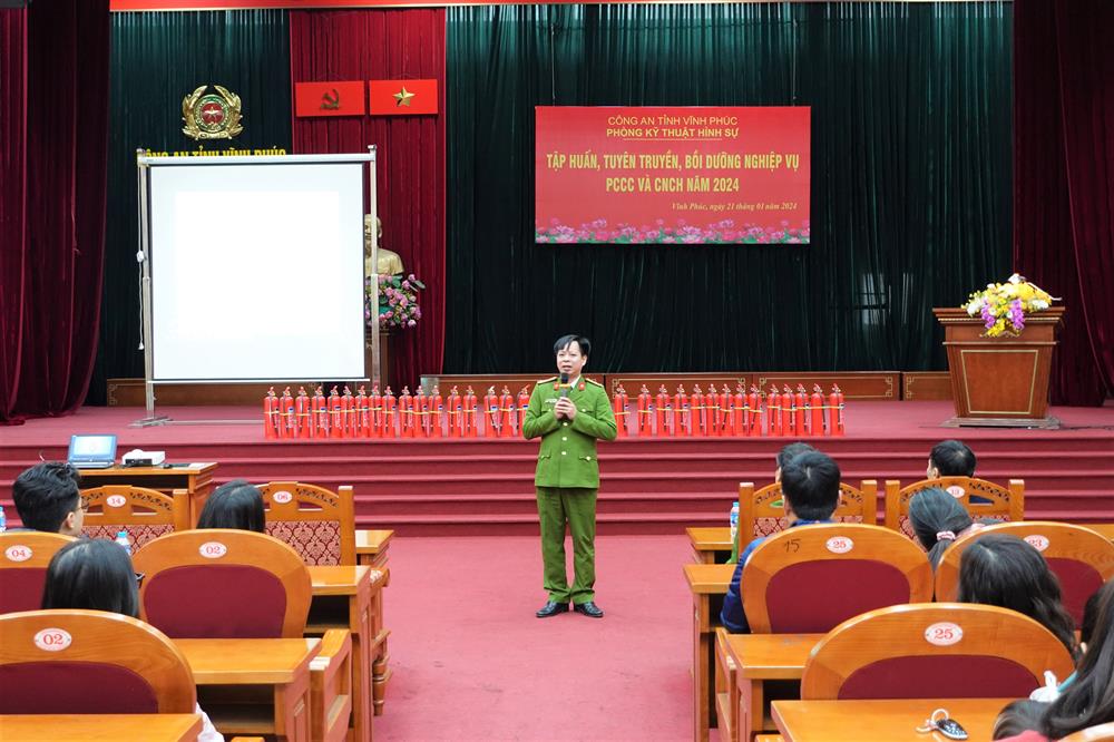 Trong chương trình tập huấn lần này, các cán bộ, chiến sĩ và thân nhân cán bộ, chiến sĩ đã được báo cáo viên Phòng Cảnh sát PCCC và CNCH Công an tỉnh tuyên truyền, phổ biến kiến thức pháp luật về PCCC