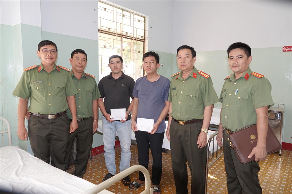 Đại tá Trần Văn Mười thăm hỏi, động viên 2 cán bộ Công an xã bị thương.