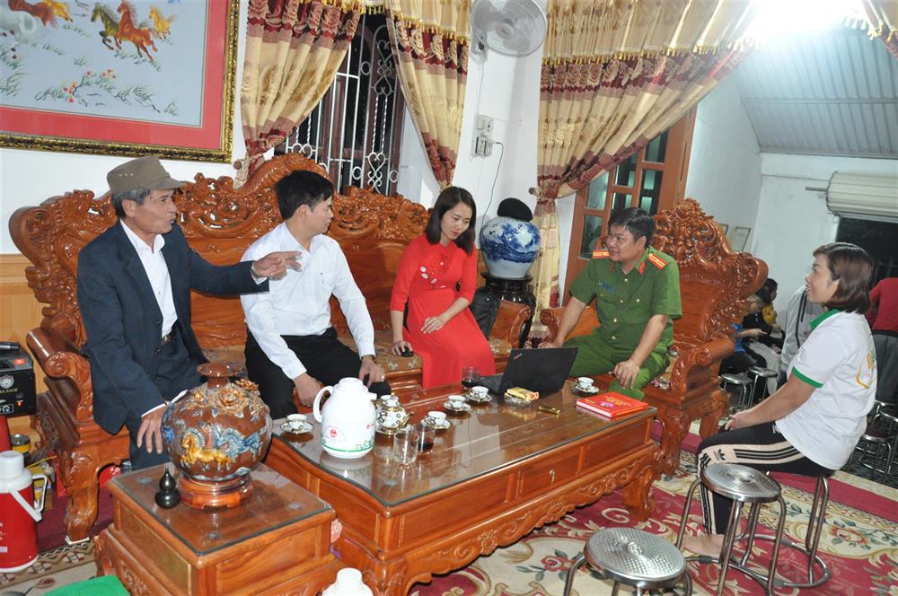 Nhiều người dân trong các thôn của xã Đại Sơn tự bố trí nhà riêng của mình, hỗ trợ mạng Wifi phục vụ tổ công tác kích hoạt tài khoản định danh cho người dân.