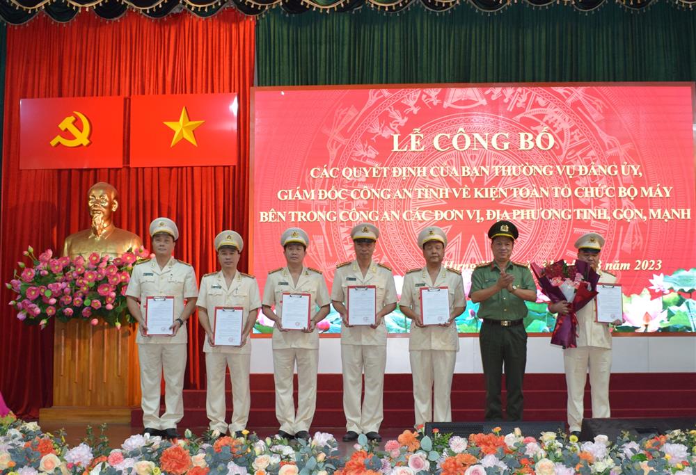 Đại tá Nguyễn Thanh Trường, Giám đốc Công an tỉnh trao Quyết định và tặng hoa chúc mừng tập thể Lãnh đạo Phòng Tham mưu, Công an tỉnh.