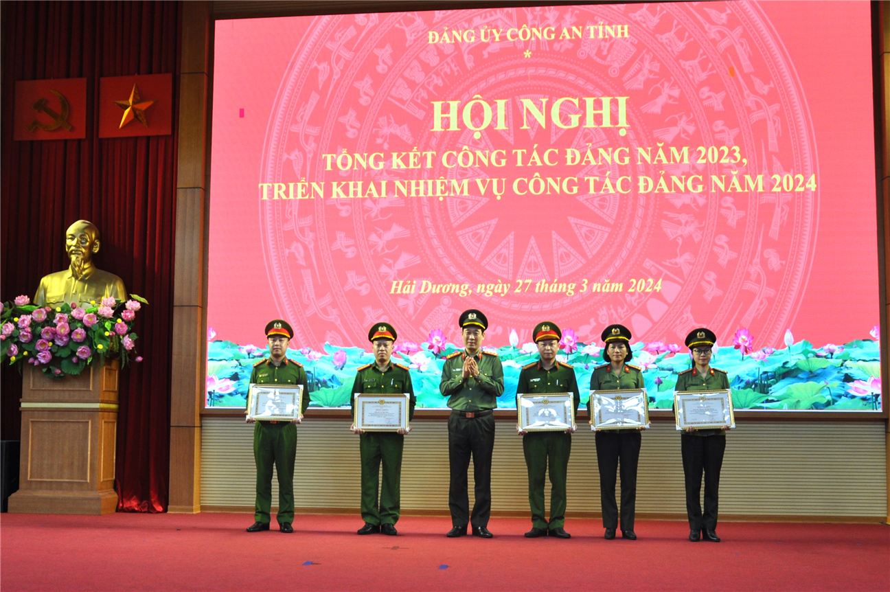 Đại tá Bùi Mạnh Hùng trao Bằng khen của Tỉnh uỷ Hải Dương tặng 05 đảng viên có thành xuất sắc nhiệm vụ 