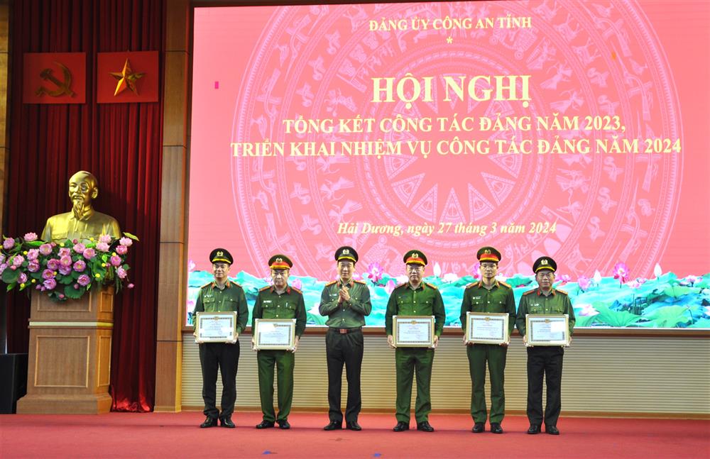 Đại tá Bùi Mạnh Hùng trao Giấy khen của Đảng uỷ Công an tỉnh Hải Dương tặng các tập thể và cá nhân có thành tích xuất sắc.