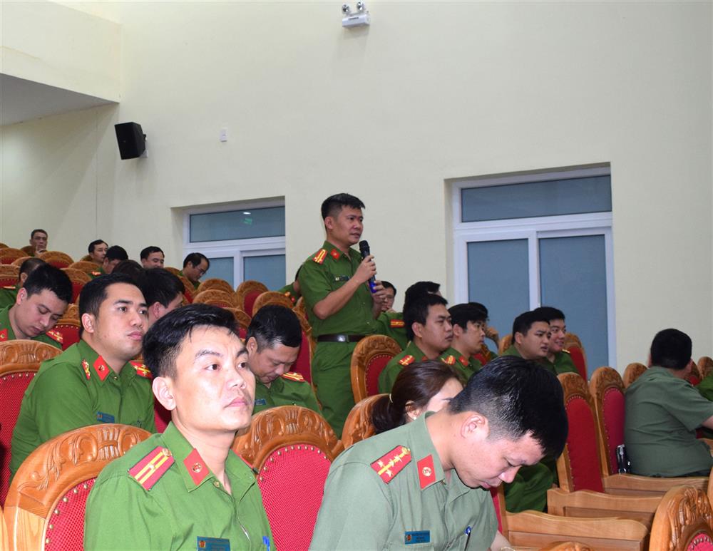 Các đồng chí Trưởng Công an xã phát biểu ý kiến tại hội nghị.