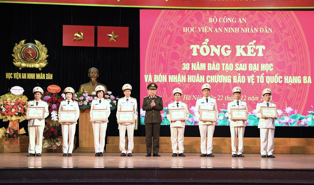 Bộ trưởng Tô Lâm trao Bằng khen của Bộ Công an tặng các tập thể, cá nhân có thành tích xuất sắc trong công tác giáo dục và đào tạo.