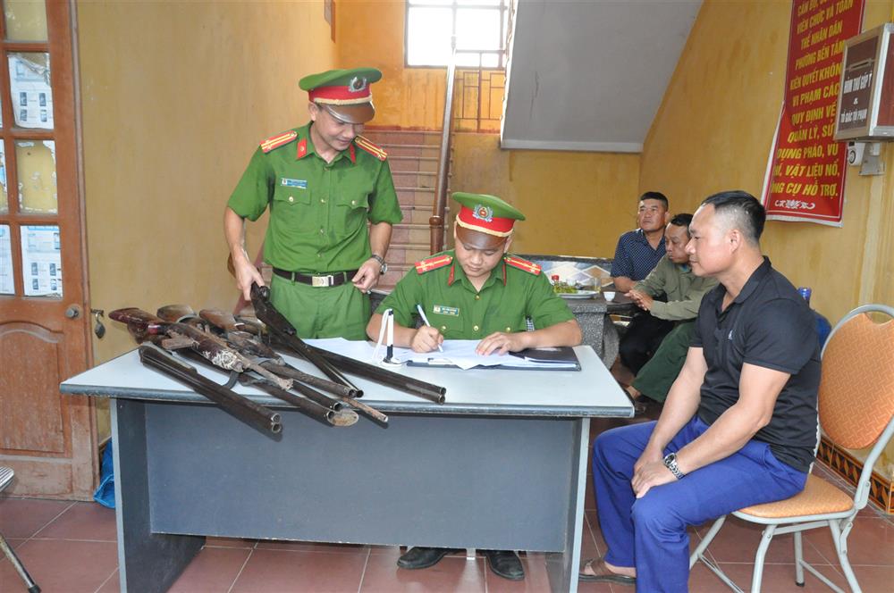 Một số hình ảnh giao nộp súng săn tại Công an phường Bến Tắm, TP Chí Linh.