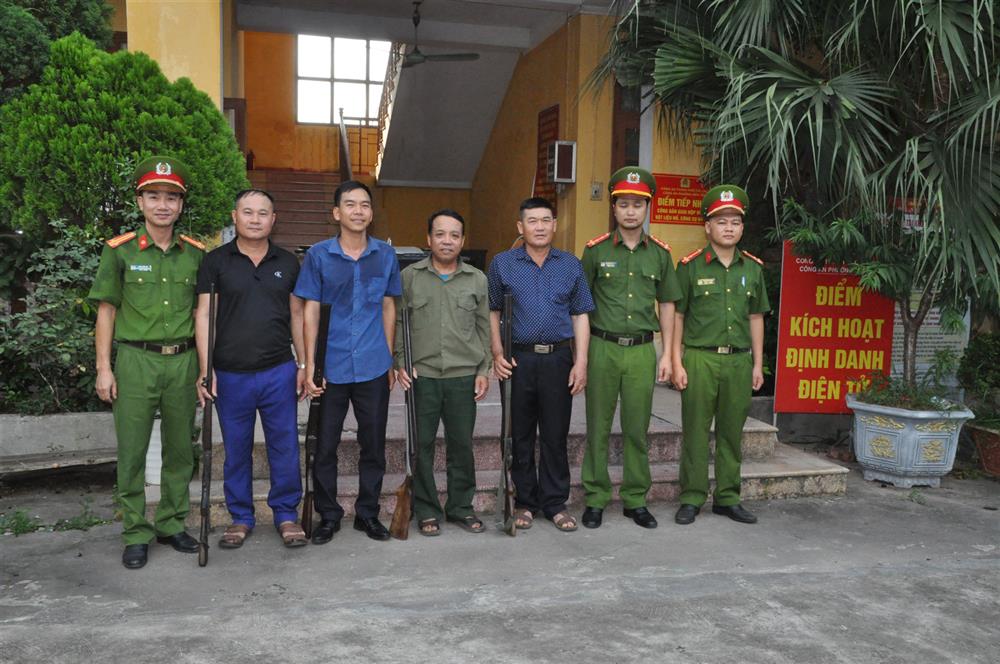 Các thành viên Hội săn bắn và du lịch tỉnh Hải Dương ở phường Bến Tắm chụp ảnh cùng lực lượng Công an tại điểm giao nộp VK, VLN, CCHT tại Công an phường Bến Tắm, TP Chí Linh.