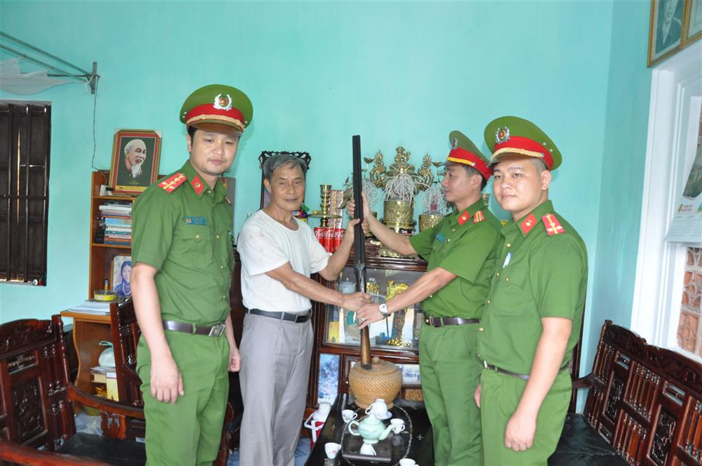 Đội Cảnh sát hình sự phối hợp với Công an phường Bến Tắm đến vận động gia đình Ông Mạc Văn Lệ, Khu Trại Gạo, phường Bến Tắm, TP Chí Linh giao nộp súng săn.
