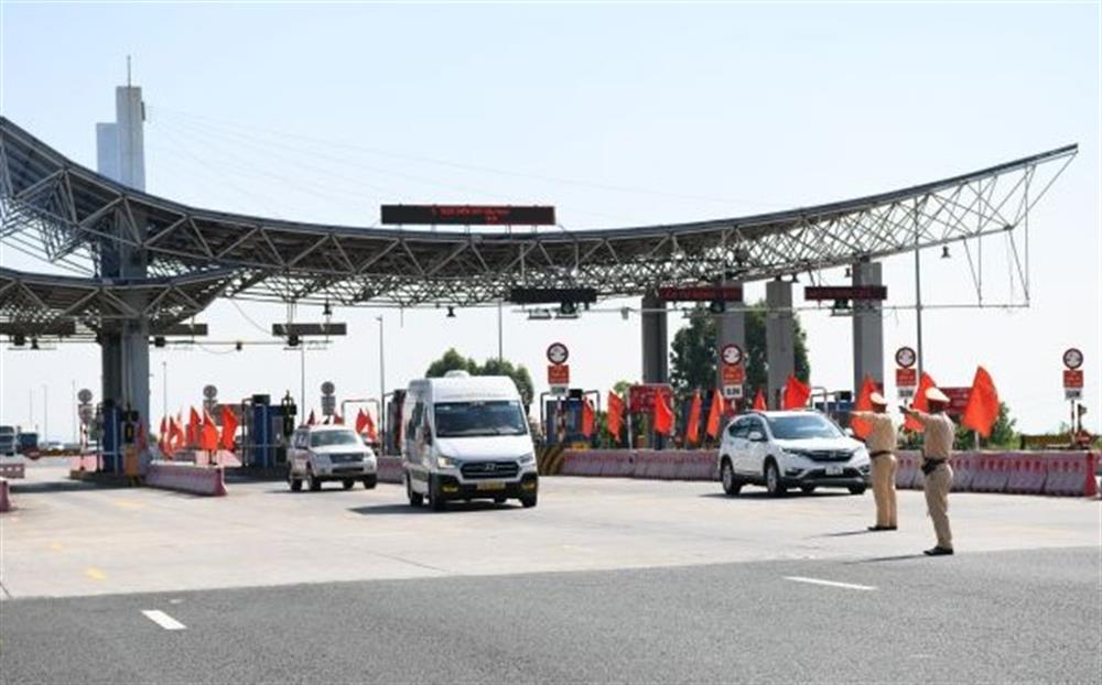 Lực lượng Cảnh sát giao thông kiểm soát phương tiện xe khách.