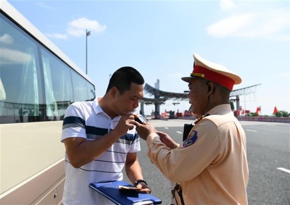Kiểm soát lái xe.