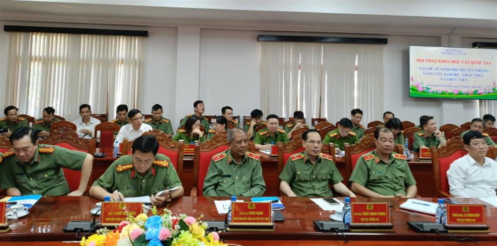 Các đại biểu dự Hội thảo.
