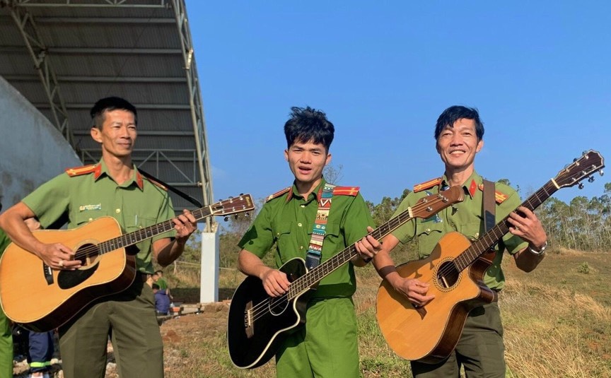 Thượng tá Bùi Văn Be (ngoài cùng bên phải) và đồng đội.