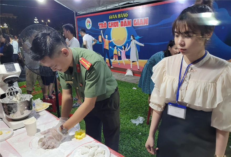 Đoàn viên, thanh niên Công an tỉnh tổ chức làm lồng đèn, bánh trung thu tặng các em thiếu nhi.