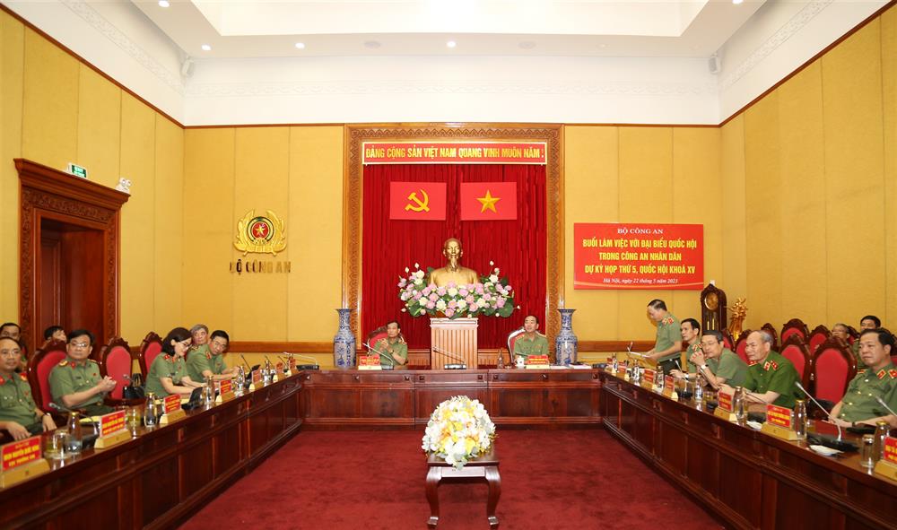 Các đại biểu dự buổi làm việc.
