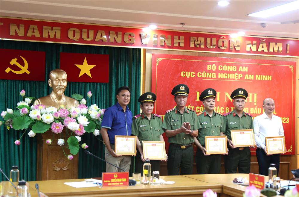 Thiếu tướng Nguyễn Thanh Trang trao Giấy khen tặng các tập thể, cá nhân có thành tích xuất sắc.