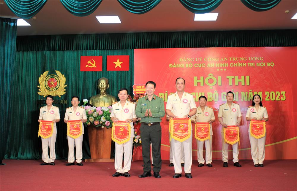 Thiếu tướng Vũ Hồng Văn trao 01 giải A, 01 giải B tặng các thí sinh xuất sắc.