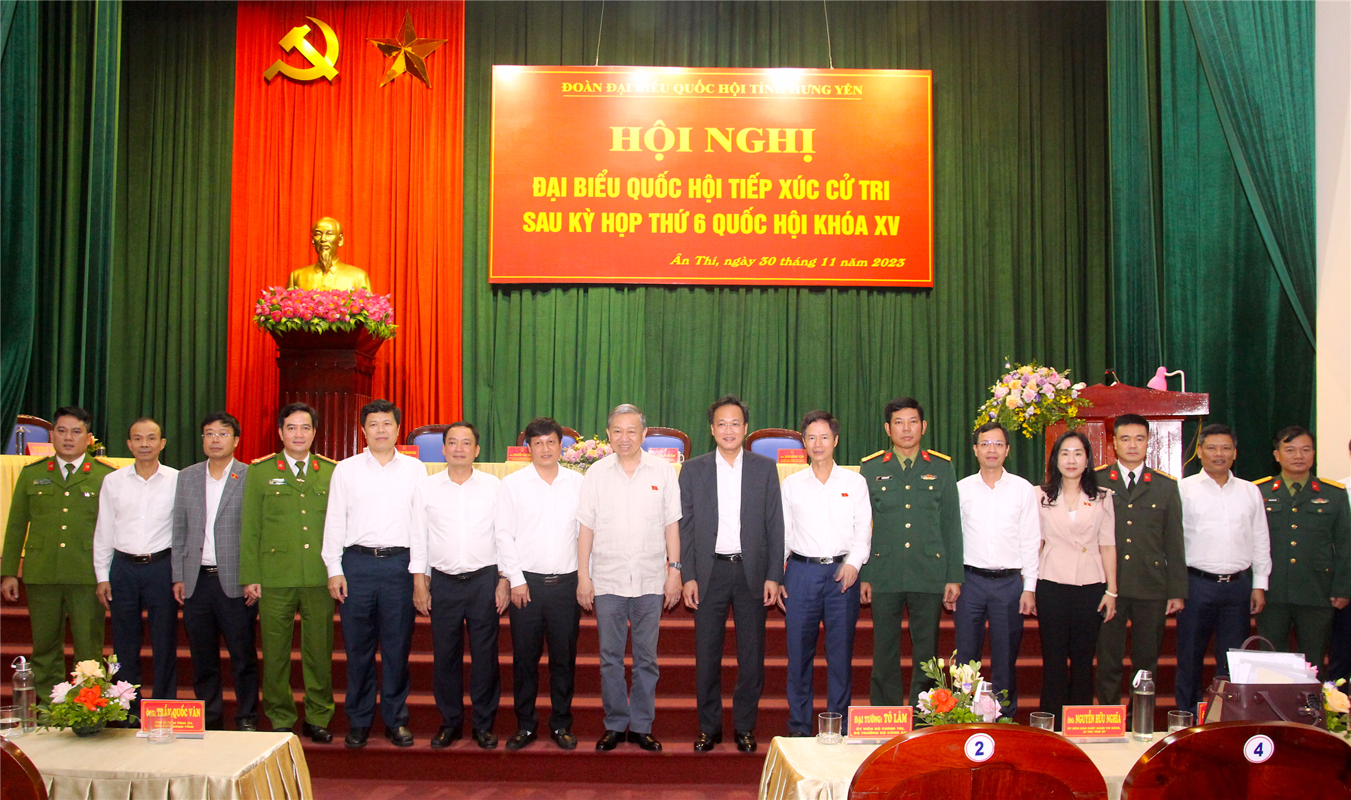 Các đại biểu tại buổi tiếp xúc cử tri.