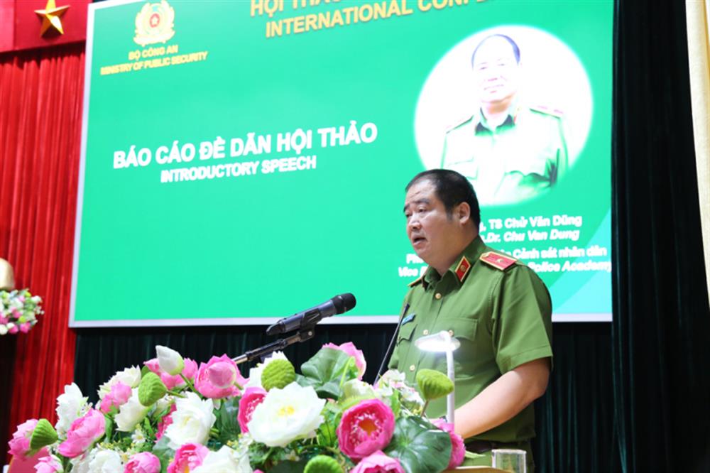 Thiếu tướng, TS. Chữ Văn Dũng, Phó Giám đốc Học viện CSND báo cáo đề dẫn tại Hội thảo.