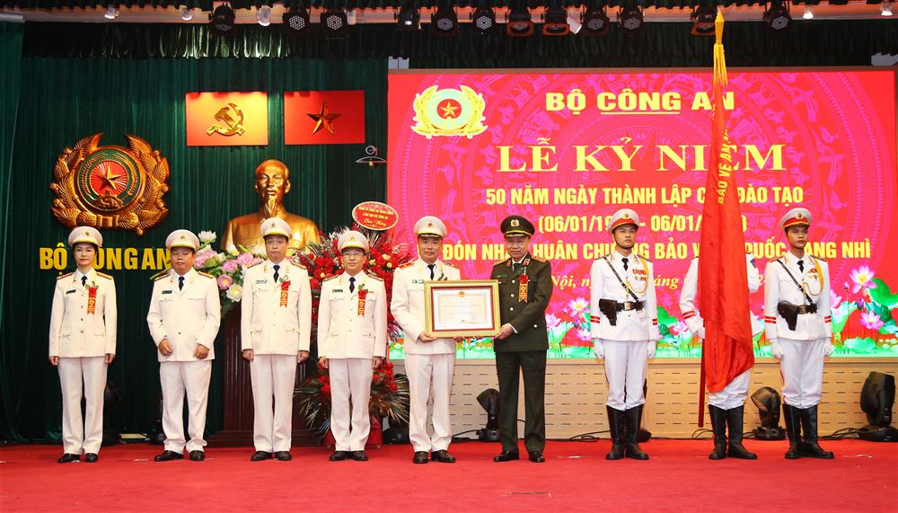 thừa ủy quyền của lãnh đạo Đảng, Nhà nước, Đại tướng Tô Lâm, Bộ trưởng Bộ Công an đã trao Huân chương Bảo vệ Tổ quốc hạng Nhì tặng Cục Đào tạo.
