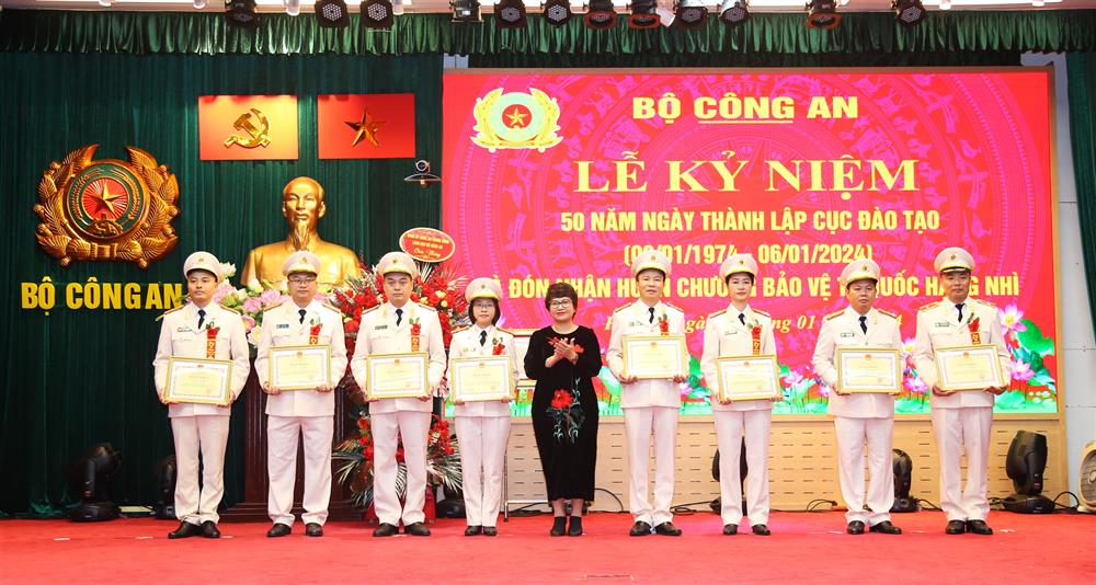 PGS.TS Nguyễn Thu Thủy, Vụ trưởng Vụ Giáo dục đại học - Bộ Giáo dục và Đào tạo trao Bằng khen của Bộ trưởng Bộ GD&ĐT cho các cá nhân tiêu biểu.