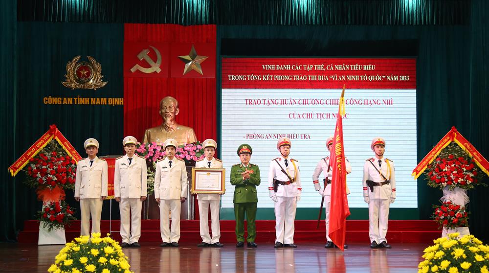 Thừa ủy quyền, Thứ trưởng Nguyễn Văn Long trao Huân chương Chiến công hạng Nhì tặng tập thể cán bộ, chiến sĩ Phòng An ninh Điều tra Công an tỉnh.