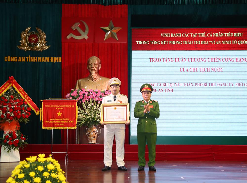 Thừa ủy quyền, Thứ trưởng Nguyễn Văn Long trao Huân chương Chiến công hạng Ba tặng Đại tá Bùi Quyết Toán, Phó Giám đốc Công an tỉnh.
