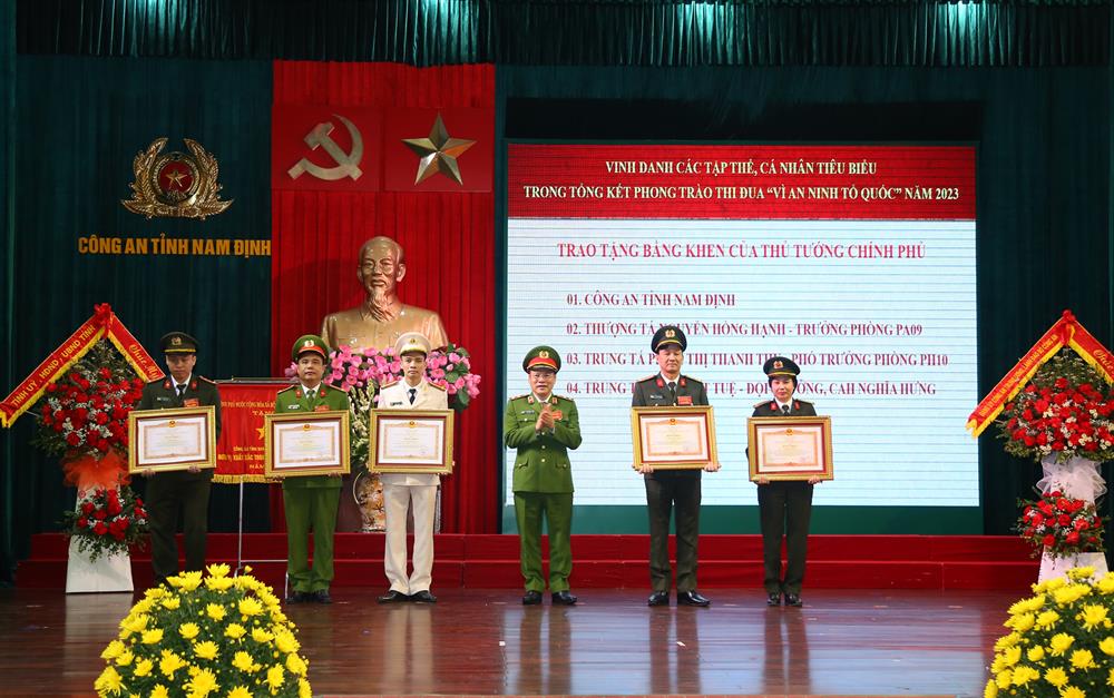 Thừa ủy quyền, Thứ trưởng Nguyễn Văn Long trao Bằng khen của Thủ tướng Chính phủ tặng 01 tập thể và 04 cá nhân.