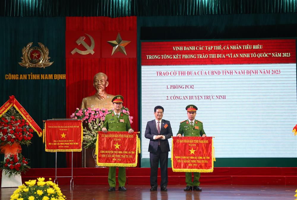 Đồng chí Trần Anh Dũng, Phó Chủ tịch Thường trực UBND tỉnh trao trao Cờ thi đua của Ủy ban nhân dân tỉnh tặng các tập thể có thành tích xuất sắc.