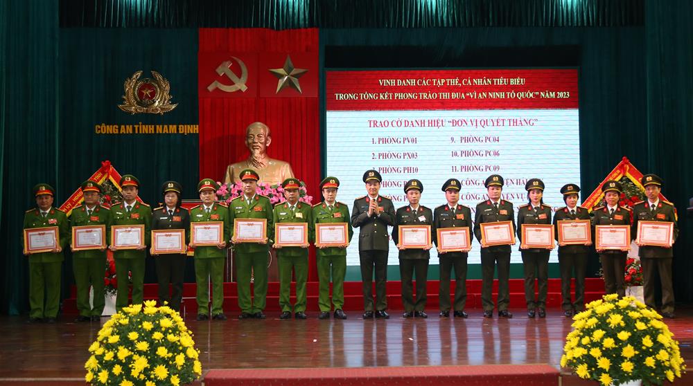 Đại tá Trần Minh Tiến, Giám đốc Công an tỉnh trao danh hiệu "Đơn vị Quyết thắng" tặng các tập thể có thành tích xuất sắc.