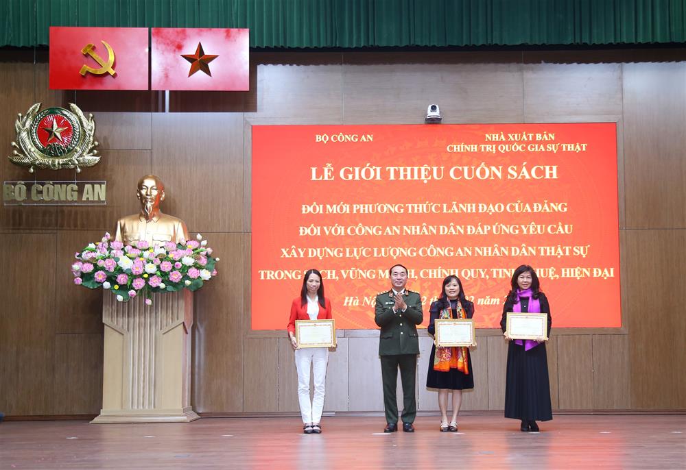 Bộ trưởng Tô Lâm trao Kỷ niệm chương “Bảo vệ an ninh Tổ quốc” tặng
