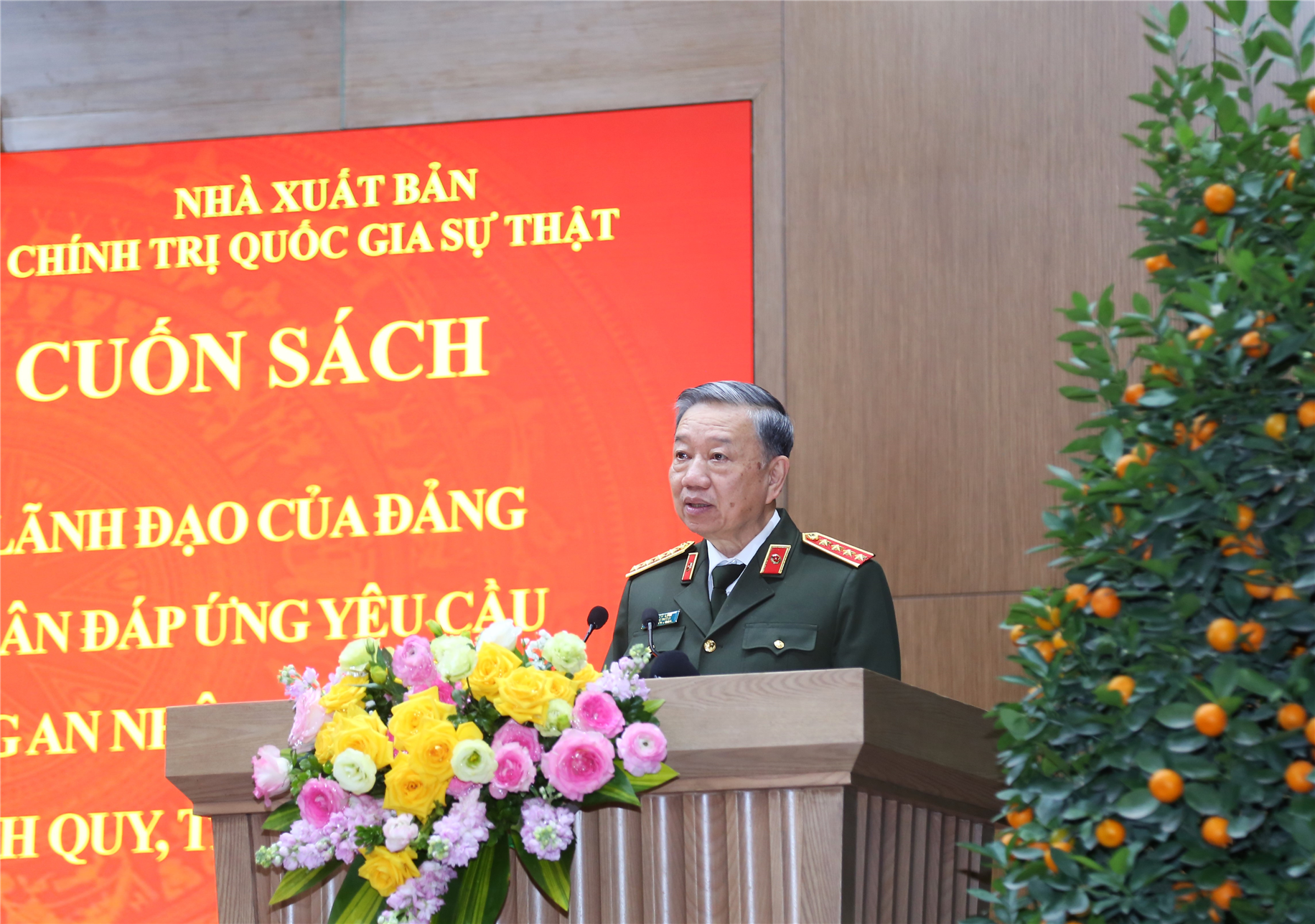 TS Nguyễn Đức Hà, nguyên Vụ trưởng Vụ Cơ sở Đảng, Ban Tổ chức Trung ương trao đổi về tính cấp thiết của việc xuất bản và phổ biến cuốn sách.