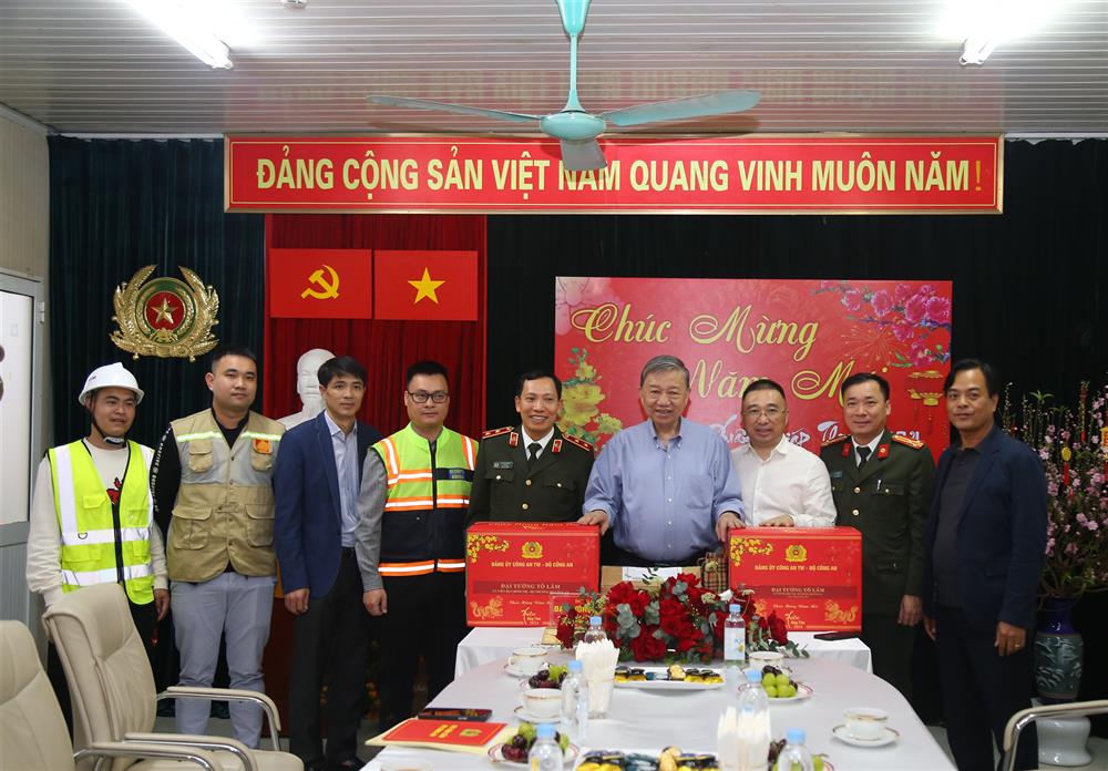 Bộ trưởng Tô Lâm tặng quà Tết Ban Quản lý dự án, nhà thầu thi công và các cán bộ, công nhân của công trình.
